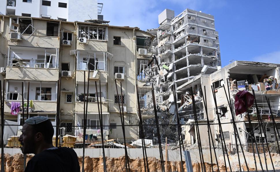 Imaginile dezastrului, după ce Iranul a tras 200 de rachete spre Israel. Clădiri distruse, morţi şi sute de răniţi 980958