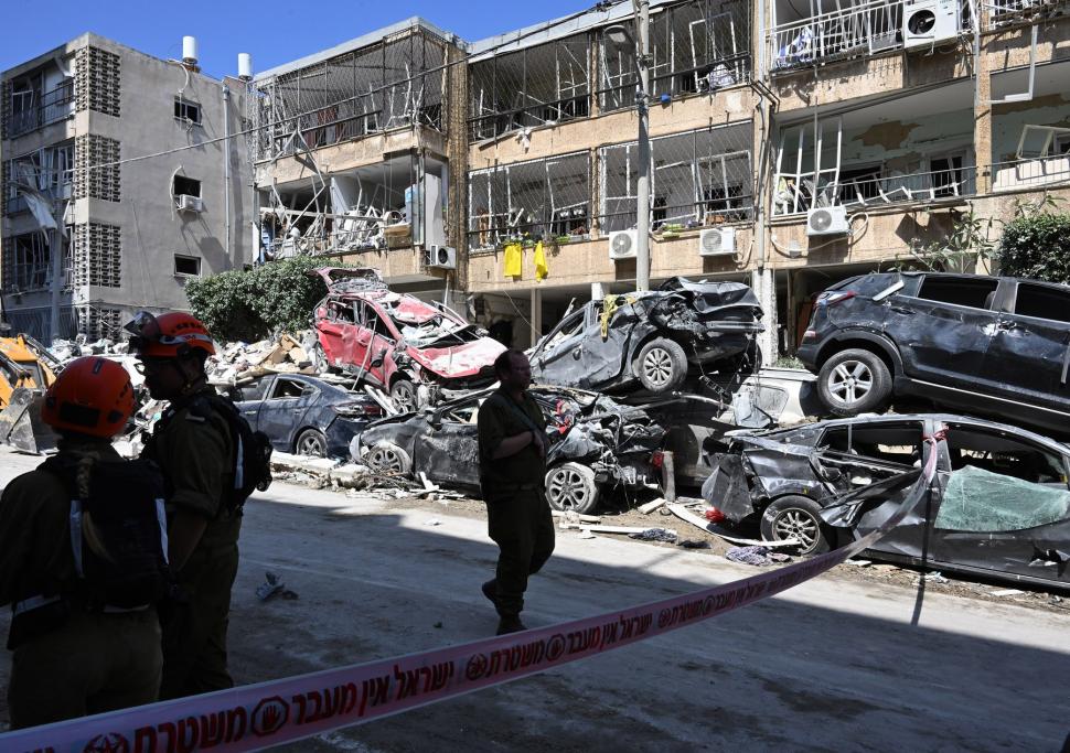 Imaginile dezastrului, după ce Iranul a tras 200 de rachete spre Israel. Clădiri distruse, morţi şi sute de răniţi 980959