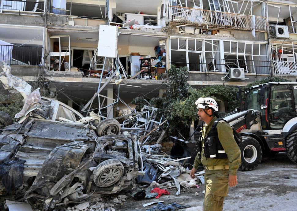 Imaginile dezastrului, după ce Iranul a tras 200 de rachete spre Israel. Clădiri distruse, morţi şi sute de răniţi 980960