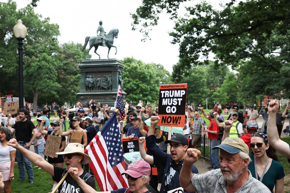 Tancuri au defilat în Washington de ziua lui Donald Trump. În restul SUA, protestatarii au fost împrăștiați cu gaze lacrimogene 980880