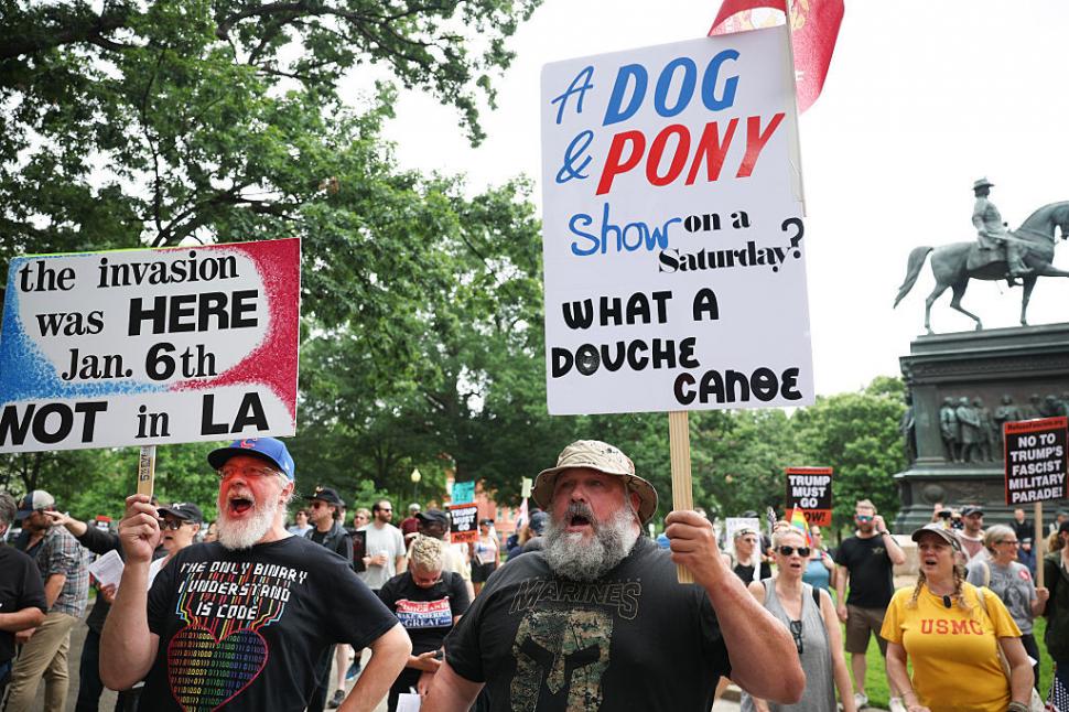 Tancuri au defilat în Washington de ziua lui Donald Trump. În restul SUA, protestatarii au fost împrăștiați cu gaze lacrimogene 980881