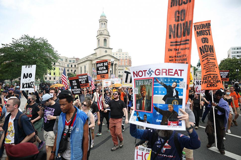 Tancuri au defilat în Washington de ziua lui Donald Trump. În restul SUA, protestatarii au fost împrăștiați cu gaze lacrimogene 980883