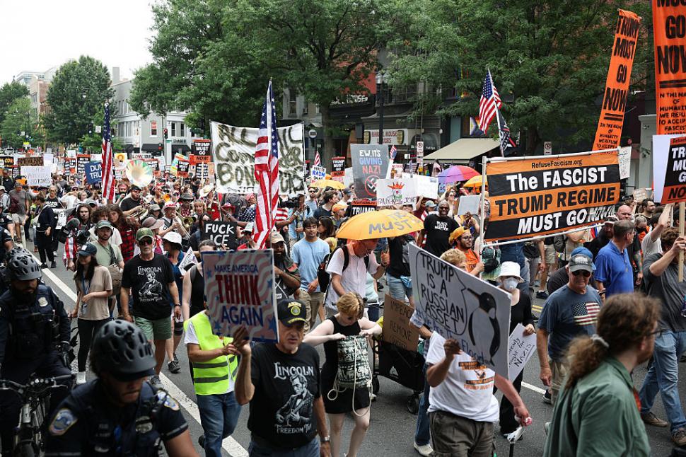 Tancuri au defilat în Washington de ziua lui Donald Trump. În restul SUA, protestatarii au fost împrăștiați cu gaze lacrimogene 980884