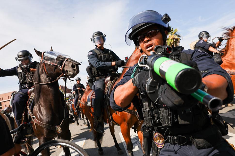 Tancuri au defilat în Washington de ziua lui Donald Trump. În restul SUA, protestatarii au fost împrăștiați cu gaze lacrimogene 980888