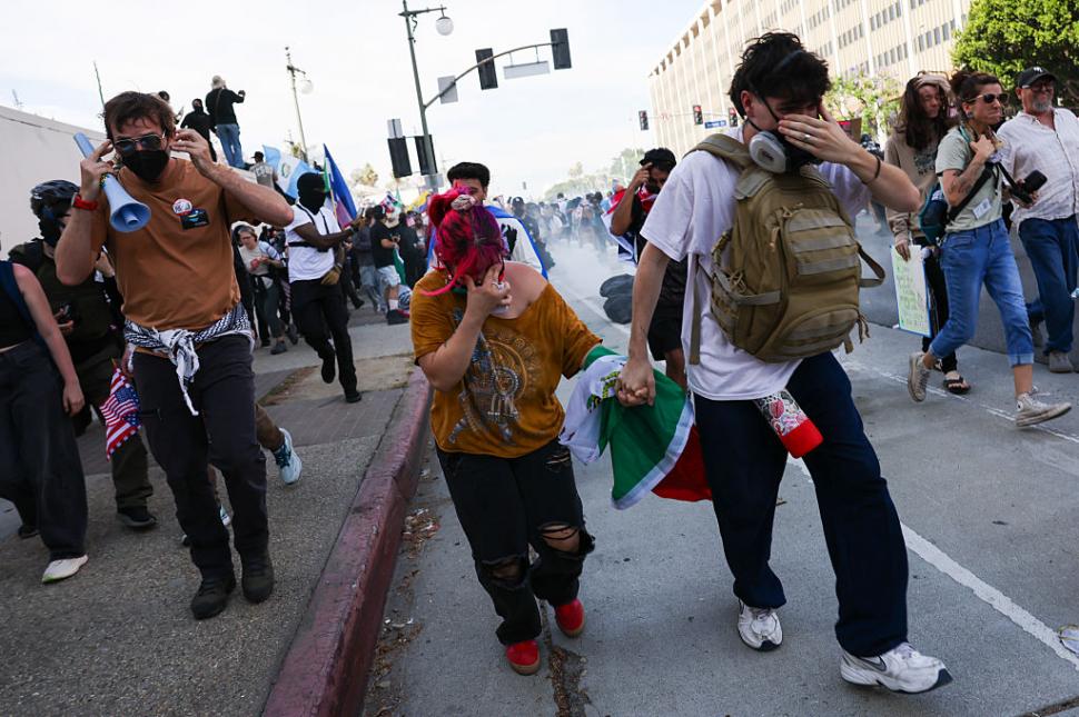 Tancuri au defilat în Washington de ziua lui Donald Trump. În restul SUA, protestatarii au fost împrăștiați cu gaze lacrimogene 980890
