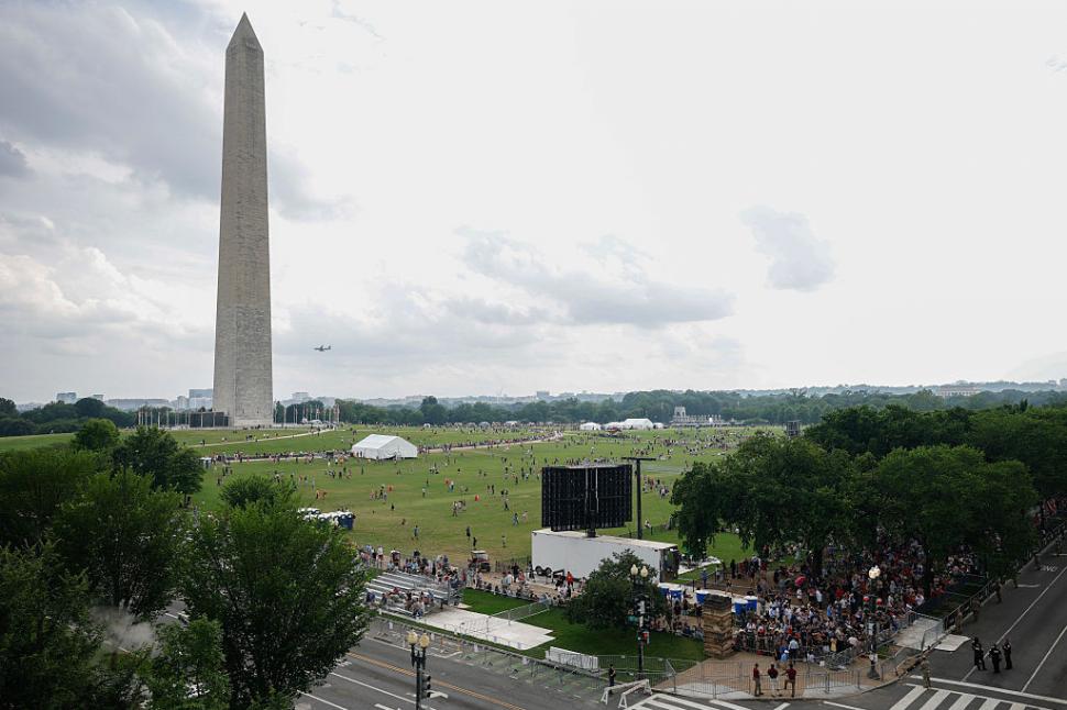 Tancuri au defilat în Washington de ziua lui Donald Trump. În restul SUA, protestatarii au fost împrăștiați cu gaze lacrimogene 980894
