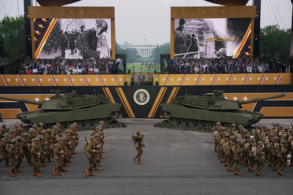 Tancuri au defilat în Washington de ziua lui Donald Trump. În restul SUA, protestatarii au fost împrăștiați cu gaze lacrimogene 980897