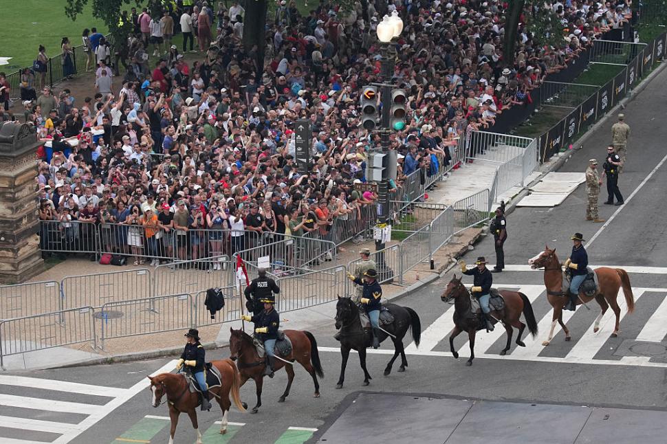 Tancuri au defilat în Washington de ziua lui Donald Trump. În restul SUA, protestatarii au fost împrăștiați cu gaze lacrimogene 980898
