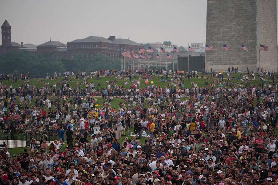 Tancuri au defilat în Washington de ziua lui Donald Trump. În restul SUA, protestatarii au fost împrăștiați cu gaze lacrimogene 980901