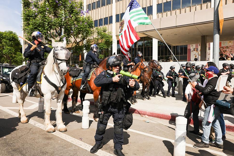 Tancuri au defilat în Washington de ziua lui Donald Trump. În restul SUA, protestatarii au fost împrăștiați cu gaze lacrimogene 980905