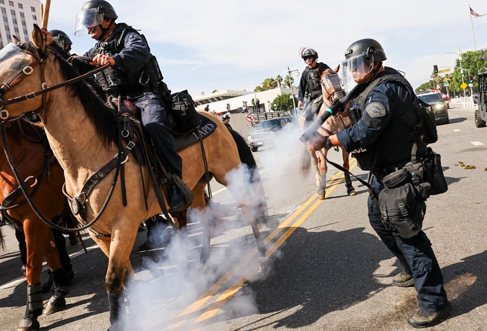Tancuri au defilat în Washington de ziua lui Donald Trump. În restul SUA, protestatarii au fost împrăștiați cu gaze lacrimogene 980906