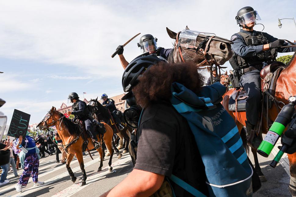 Tancuri au defilat în Washington de ziua lui Donald Trump. În restul SUA, protestatarii au fost împrăștiați cu gaze lacrimogene 980907