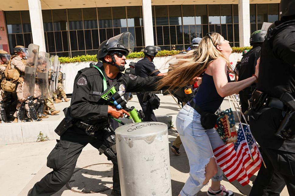 Tancuri au defilat în Washington de ziua lui Donald Trump. În restul SUA, protestatarii au fost împrăștiați cu gaze lacrimogene 980908