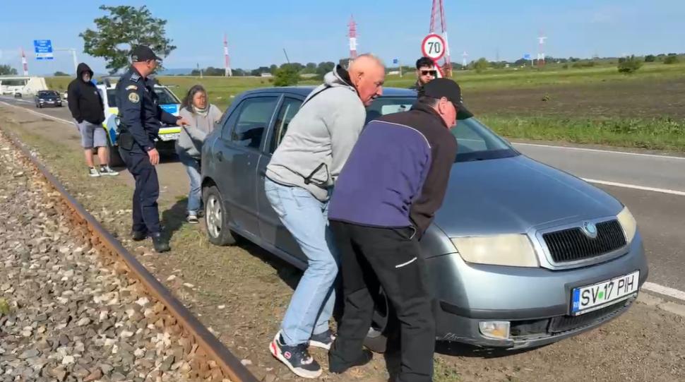 Tren oprit la intrarea în Rădăuți. O mașină bloca șinele, iar călătorii au mutat-o, sătui de atâta așteptare 980864