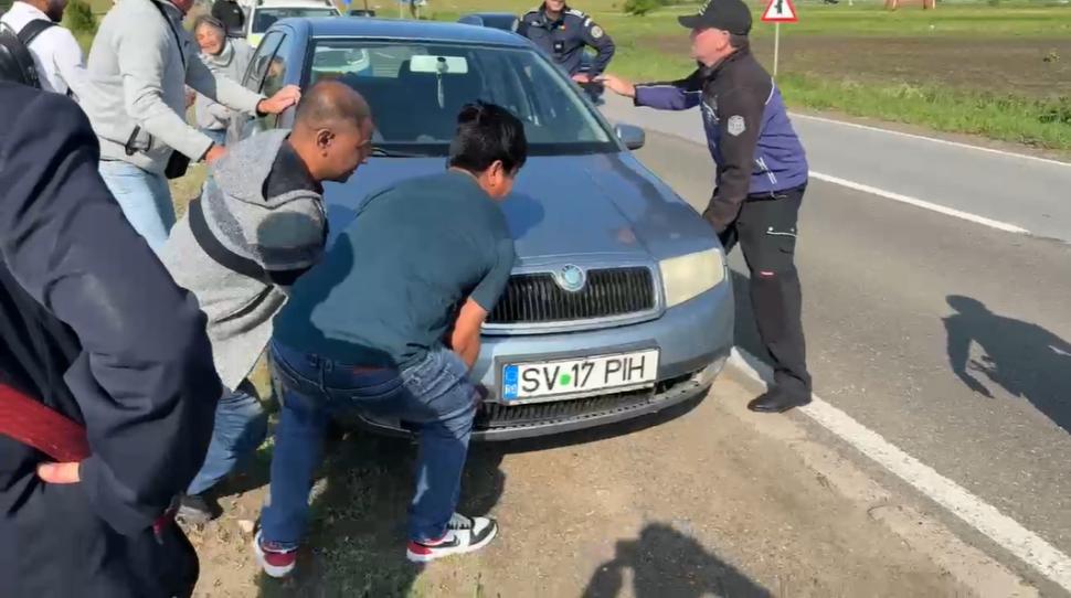 Tren oprit la intrarea în Rădăuți. O mașină bloca șinele, iar călătorii au mutat-o, sătui de atâta așteptare 980865