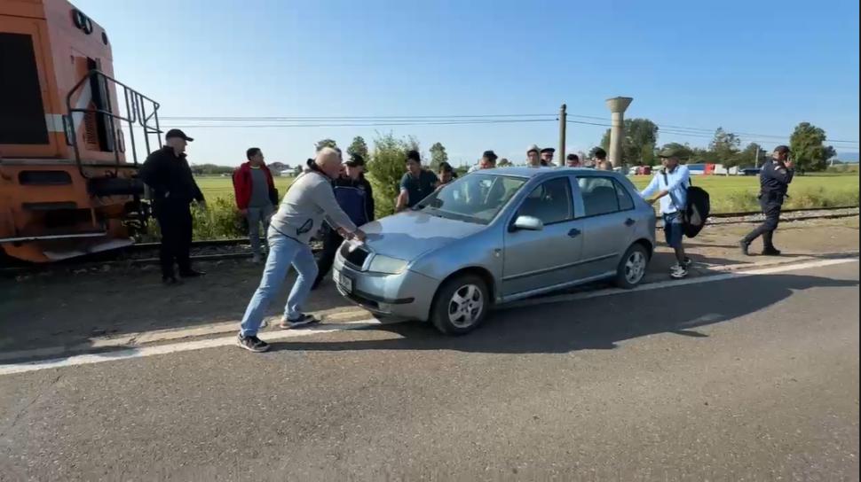Tren oprit la intrarea în Rădăuți. O mașină bloca șinele, iar călătorii au mutat-o, sătui de atâta așteptare 980866