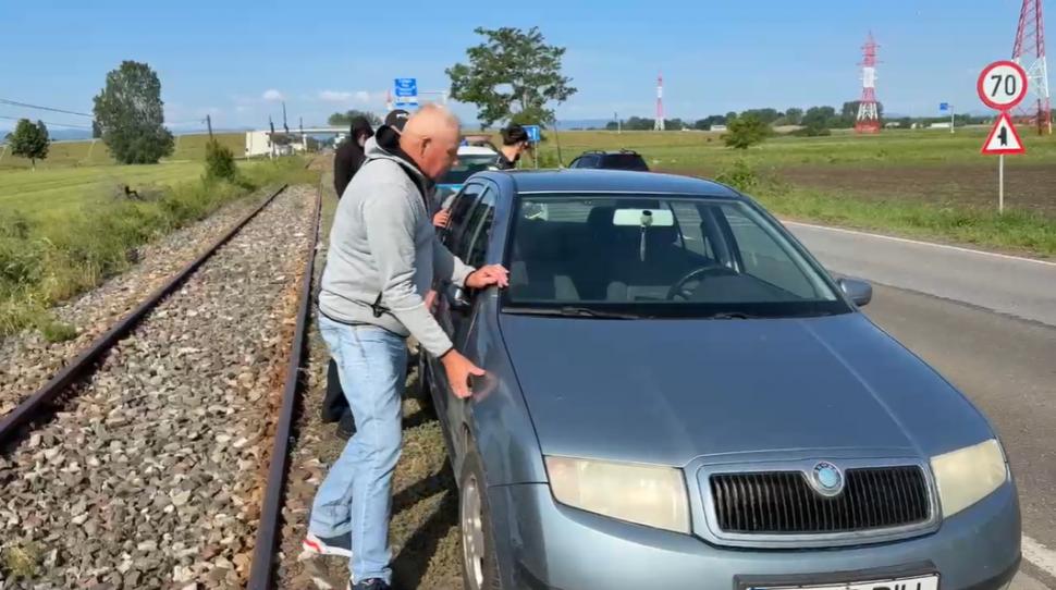 Tren oprit la intrarea în Rădăuți. O mașină bloca șinele, iar călătorii au mutat-o, sătui de atâta așteptare 980867