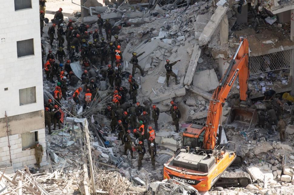 Oamenii din Bat Yam, unde o rachetă iraniană a spulberat un bloc: "Trebuia să atacăm mai devreme. Ei sunt slabi, noi suntem puternici" 981220