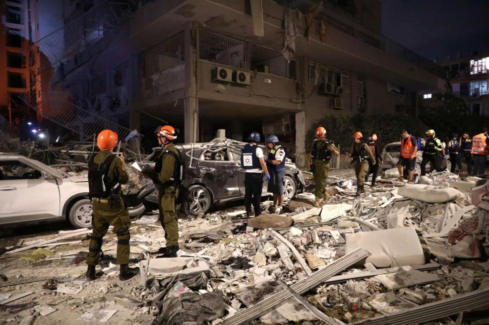 Oamenii din Bat Yam, unde o rachetă iraniană a spulberat un bloc: "Trebuia să atacăm mai devreme. Ei sunt slabi, noi suntem puternici" 981222