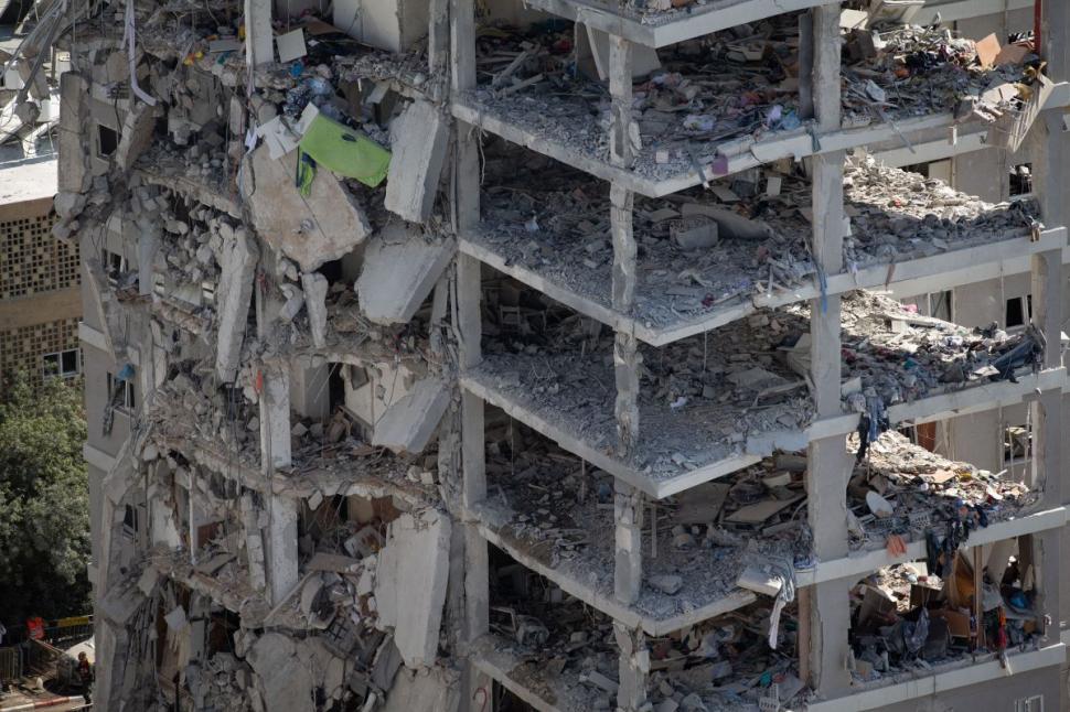 Oamenii din Bat Yam, unde o rachetă iraniană a spulberat un bloc: "Trebuia să atacăm mai devreme. Ei sunt slabi, noi suntem puternici" 981223