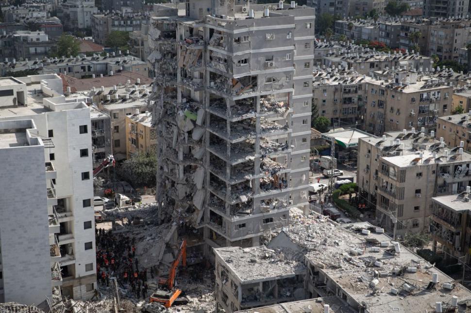 Oamenii din Bat Yam, unde o rachetă iraniană a spulberat un bloc: "Trebuia să atacăm mai devreme. Ei sunt slabi, noi suntem puternici" 981224