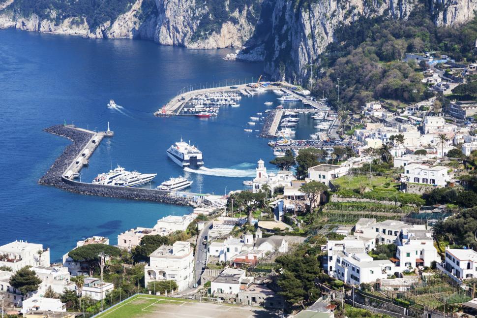 Primarul din Capri le interzice comercianților și celor cu restaurante și baruri să îi abordeze pe turiști pe stradă 981197