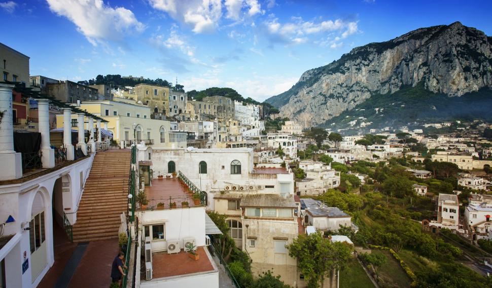 Primarul din Capri le interzice comercianților și celor cu restaurante și baruri să îi abordeze pe turiști pe stradă 981198