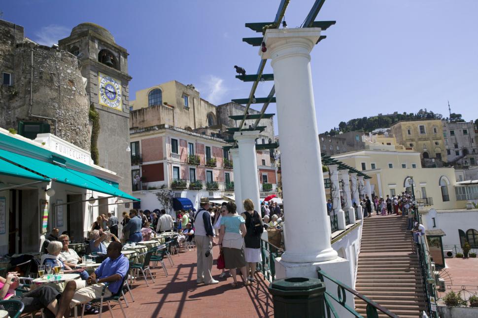 Primarul din Capri le interzice comercianților și celor cu restaurante și baruri să îi abordeze pe turiști pe stradă 981199