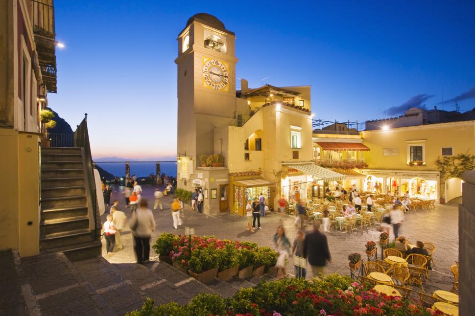 Primarul din Capri le interzice comercianților și celor cu restaurante și baruri să îi abordeze pe turiști pe stradă 981201