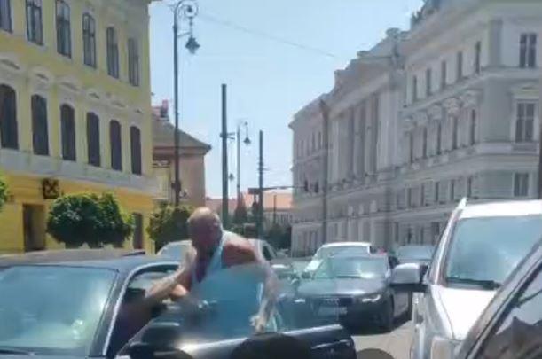 Un bărbat a fost reţinut după o bătaie în traficul din Arad. Momentul, filmat de un martor 981104