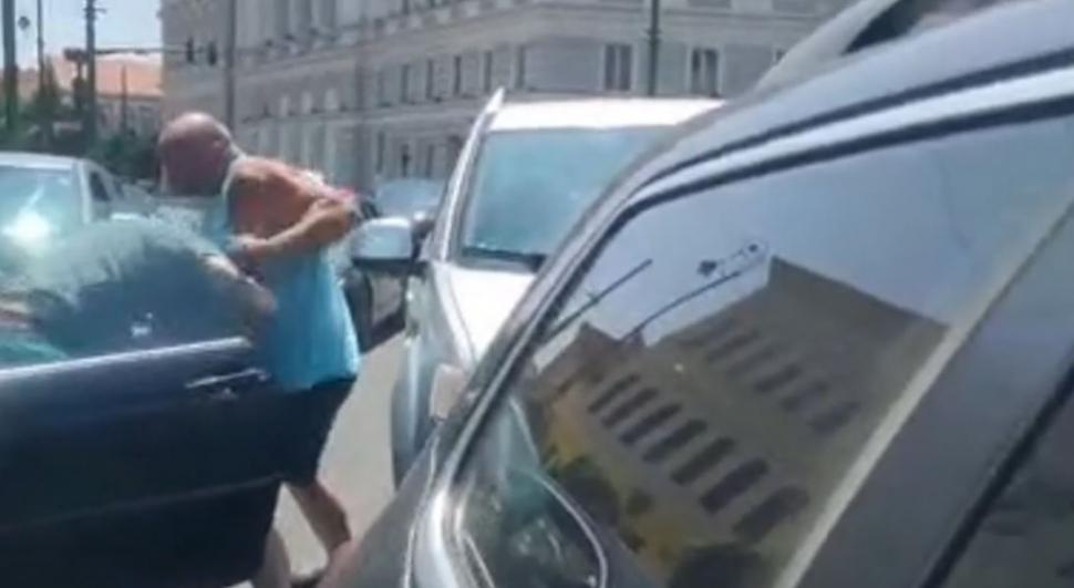 Un bărbat a fost reţinut după o bătaie în traficul din Arad. Momentul, filmat de un martor 981108