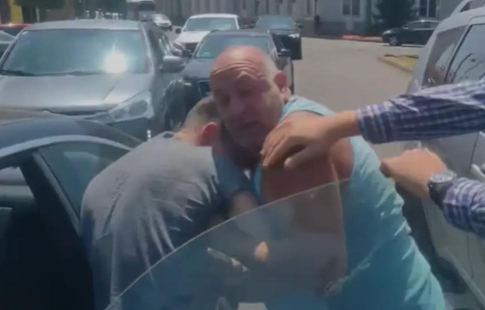 Un bărbat a fost reţinut după o bătaie în traficul din Arad. Momentul, filmat de un martor 981109