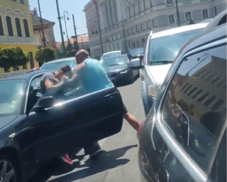 Un bărbat a fost reţinut după o bătaie în traficul din Arad. Momentul, filmat de un martor 981110