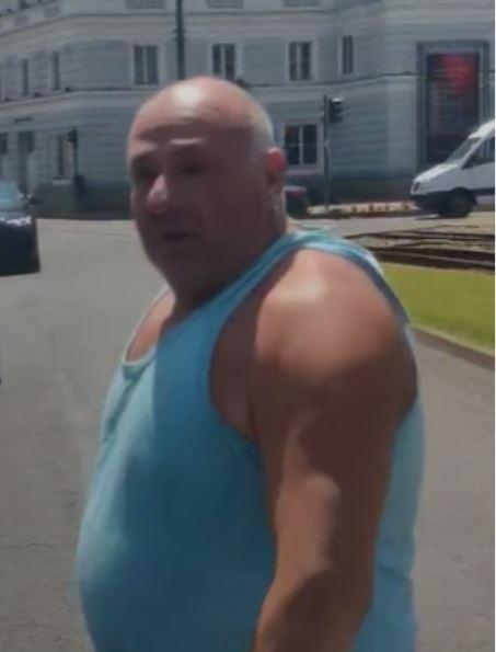 Un bărbat a fost reţinut după o bătaie în traficul din Arad. Momentul, filmat de un martor 981111