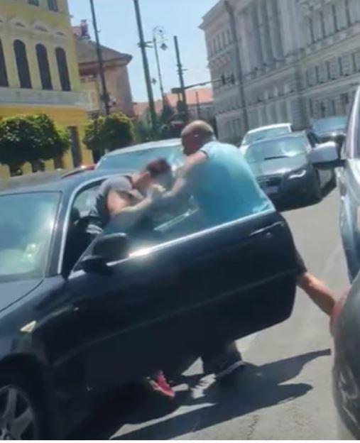Un bărbat a fost reţinut după o bătaie în traficul din Arad. Momentul, filmat de un martor 981112