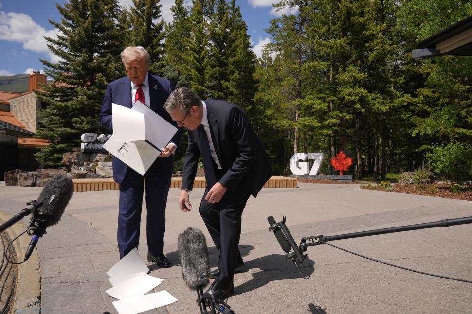 Momente virale la Summitul G7. Meloni își dă ochii peste cap într-o discuție secretă cu Macron, Trump scapă pe jos acordul comercial 981303