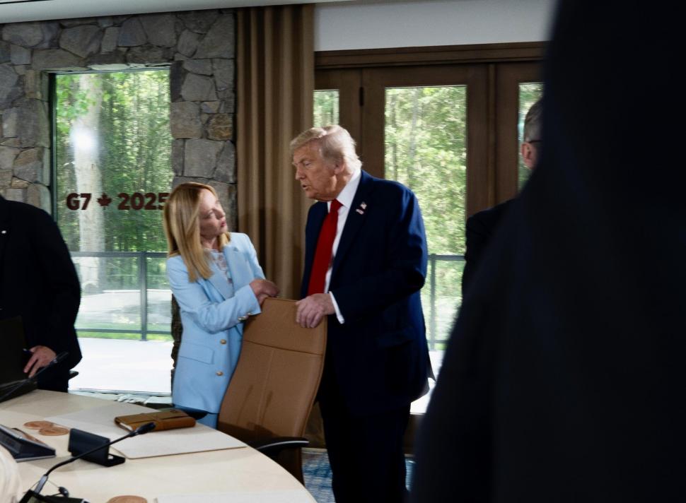 Momente virale la Summitul G7. Meloni își dă ochii peste cap într-o discuție secretă cu Macron, Trump scapă pe jos acordul comercial 981306