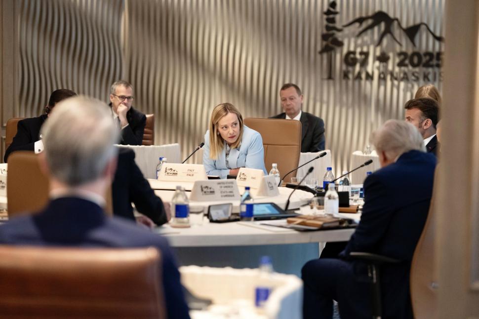 Momente virale la Summitul G7. Meloni își dă ochii peste cap într-o discuție secretă cu Macron, Trump scapă pe jos acordul comercial 981307