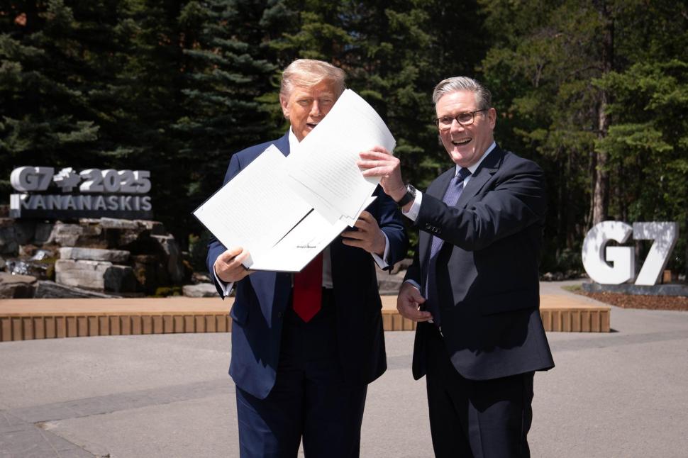 Momente virale la Summitul G7. Meloni își dă ochii peste cap într-o discuție secretă cu Macron, Trump scapă pe jos acordul comercial 981308