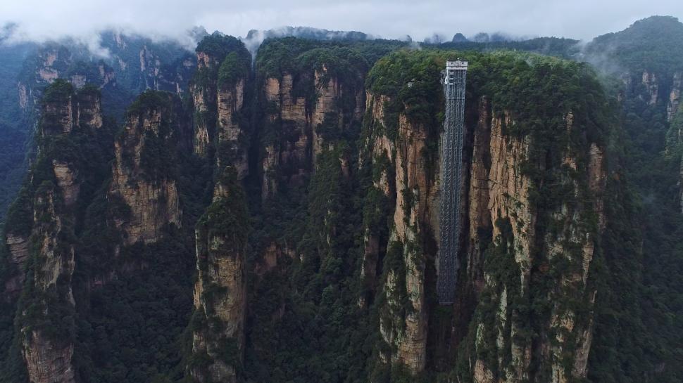 Descoperire șocantă în munții „plutitori” care au inspirat „Avatar”. Grămezi de gunoi înalte „cât 7-8 etaje” sunt scoase cu macaraua 981646