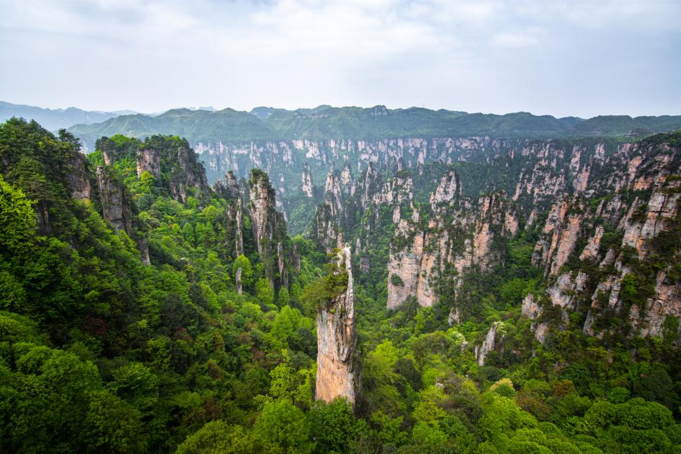 Descoperire șocantă în munții „plutitori” care au inspirat „Avatar”. Grămezi de gunoi înalte „cât 7-8 etaje” sunt scoase cu macaraua 981660