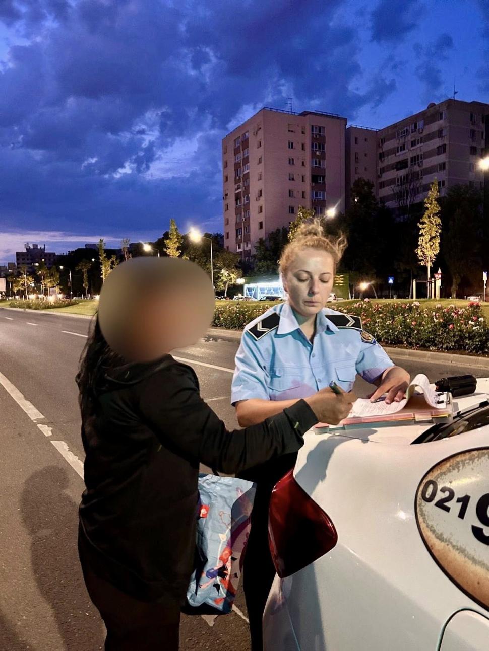 O femeie a fost prinsă de 2 ori într-o oră la furat de lavandă în Bucureşti: "În 20 de ani, nimeni nu m-a prins"  981715