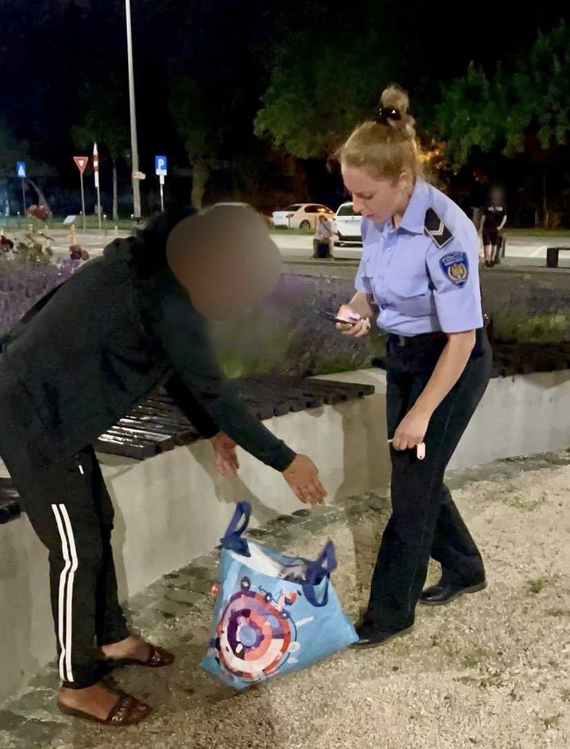 O femeie a fost prinsă de 2 ori într-o oră la furat de lavandă în Bucureşti: "În 20 de ani, nimeni nu m-a prins"  981718