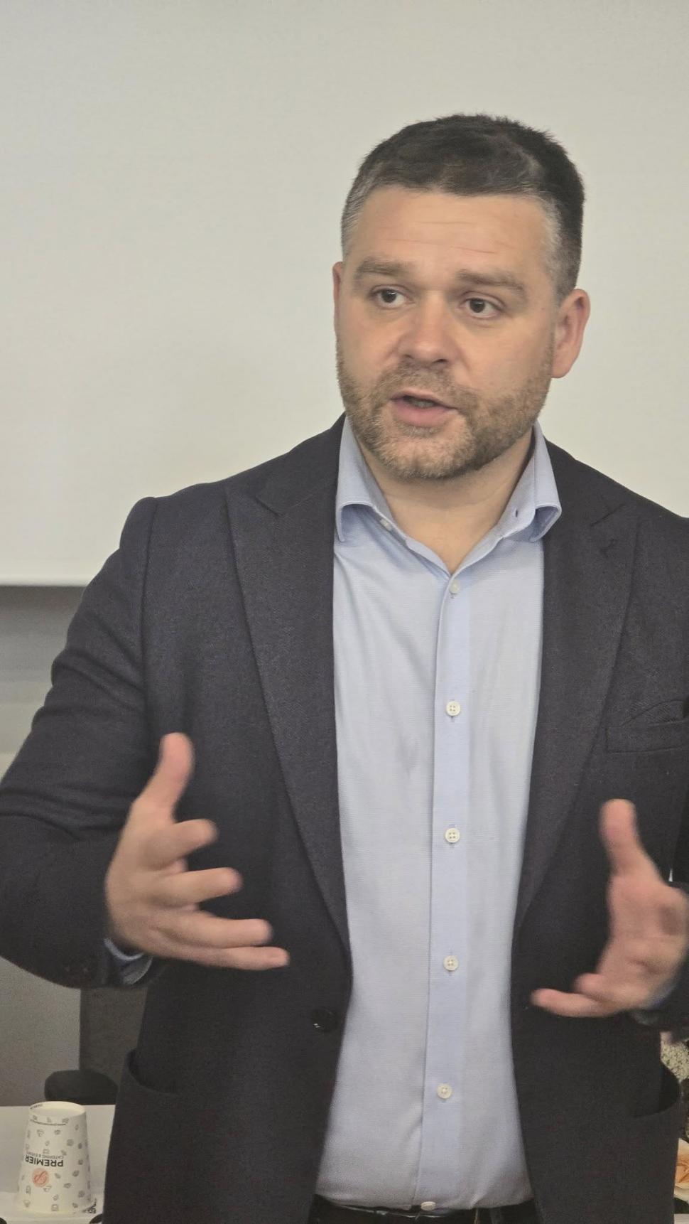 O femeie a fost prinsă de 2 ori într-o oră la furat de lavandă în Bucureşti: "În 20 de ani, nimeni nu m-a prins"  981720