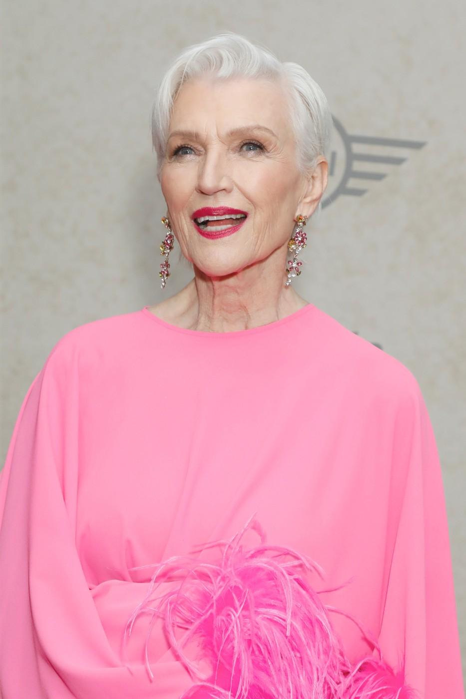 Mama lui Elon Musk a provocat o surpriză uriașă la un eveniment din New York. Cum a apărut pe scenă, la 77 de ani 981977