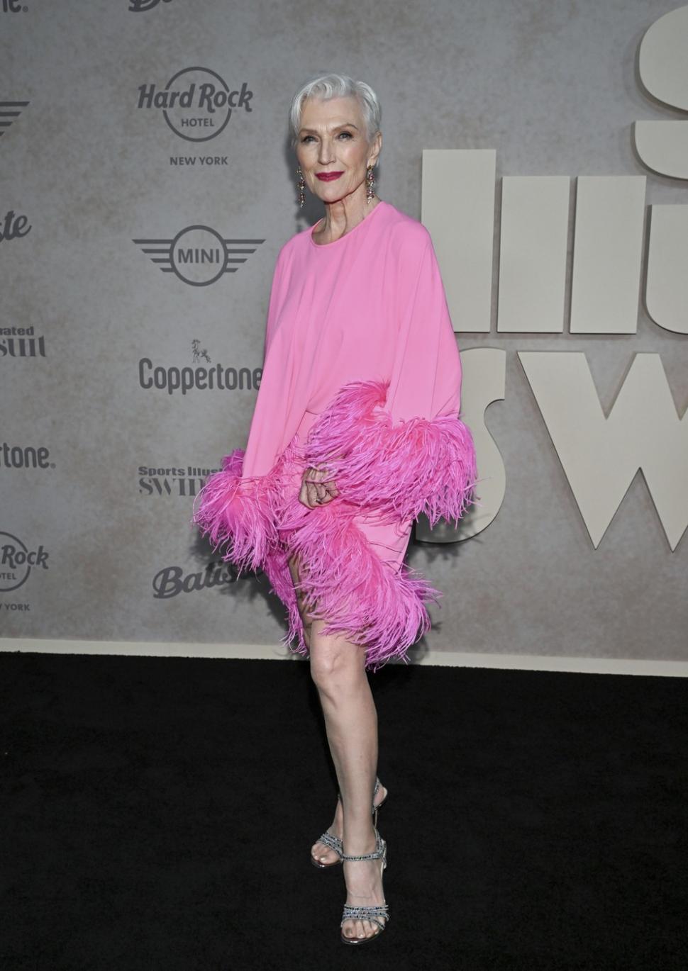 Mama lui Elon Musk a provocat o surpriză uriașă la un eveniment din New York. Cum a apărut pe scenă, la 77 de ani 981978