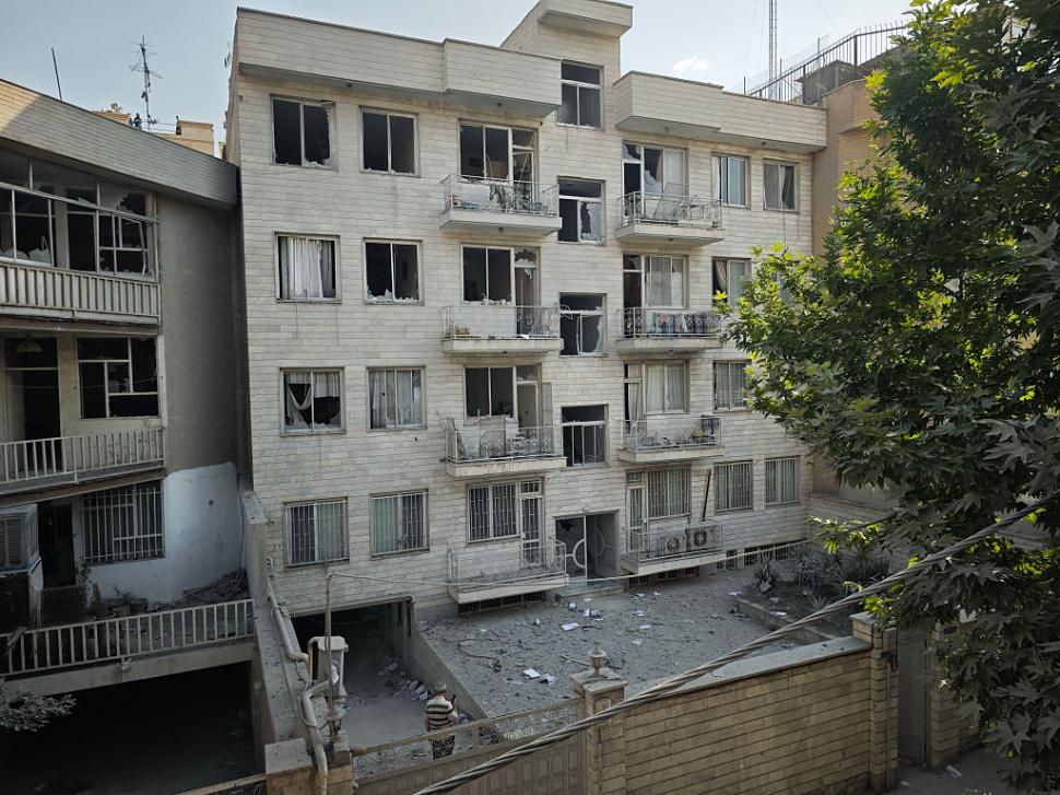 Civilii din Iran, abandonați de regim: oamenii fug pe cont propriu din calea bombelor, orașele mari sunt pustii 981910