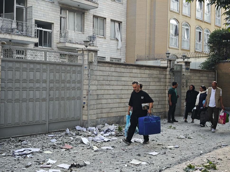 Civilii din Iran, abandonați de regim: oamenii fug pe cont propriu din calea bombelor, orașele mari sunt pustii 981912