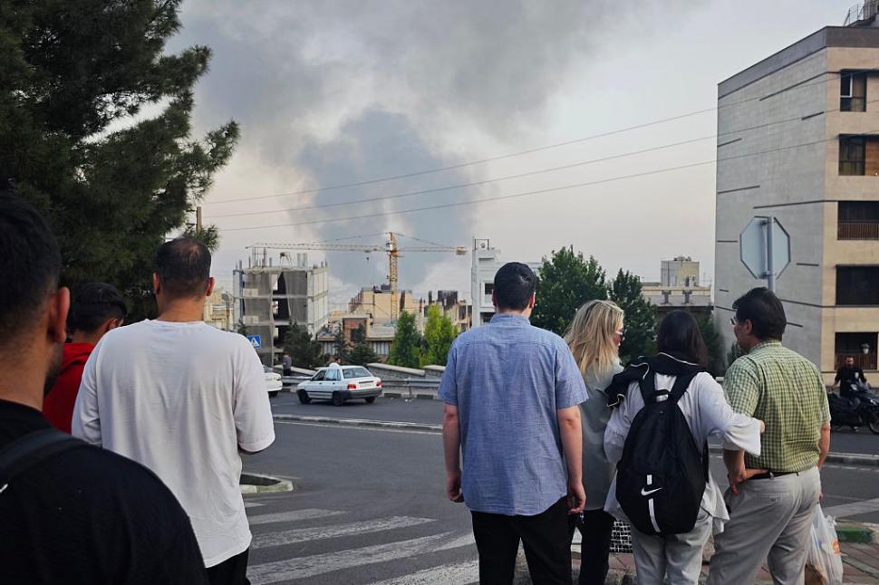 Civilii din Iran, abandonați de regim: oamenii fug pe cont propriu din calea bombelor, orașele mari sunt pustii 981914