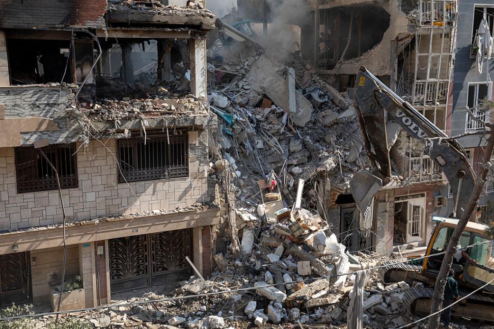 Civilii din Iran, abandonați de regim: oamenii fug pe cont propriu din calea bombelor, orașele mari sunt pustii 981915